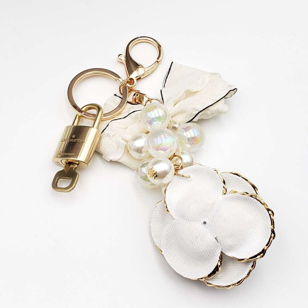 Louis Vuitton Authentic Gold Lock 🔒 Unbranded Flower Keychain Charm for Bags - Picture 7 of 14